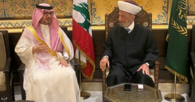 استقبل مفتي الجمهورية اللبنانية الشيخ عبد اللطيف دريان في دار الفتوى سفير المملكة العربية السعودية في لبنان وليد بخاري