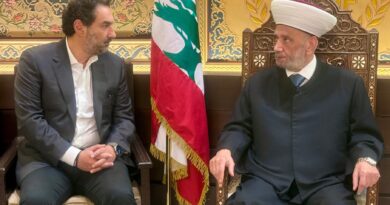 استقبل مفتي الجمهورية اللبنانية الشيخ عبد اللطيف دريان في دار الفتوى النائب وضاح الصادق