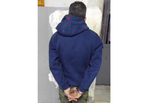 بعد تداول فيديو لشخص يسرق بطاريّة سيّارة في طريق الجديدة، مفرزة استقصاء بيروت توقف المشتبه به في المحلّة ذاتها.