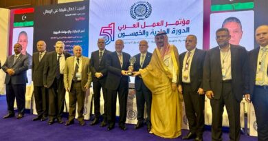 تكريم منير البساط عن جمعية الصناعيين في مؤتمر العمل العربي