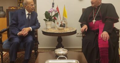 زار الرئيس العماد ميشال عون السفارة البابوية في حريصا وقدّم التعازي الى سعادة السفير البابوي باولو بورجيا بوفاة قداسة الحبر الأعظم البابا فرنسيس.