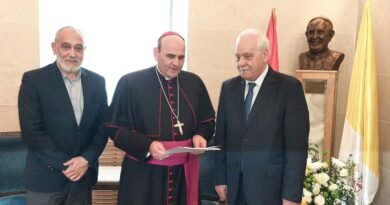 وفد من “القومي” زار السفارة البابويّة معزياً السفير البابوي بوفاة البابا فرنسيس (وفد من “القومي” زار سفارة البابوييّة معزياً السفير بابوي بوفاة البابا فرنسيس)