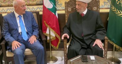 استقبل مفتي الجمهورية اللبنانية الشيخ عبد اللطيف دريان في دار الفتوى الوزير السابق غازي العريضي